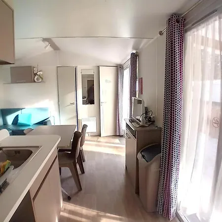 à Avec Piscine Partagée Hébergement de vacances *