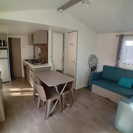 Hébergement de vacances à Avec Piscine Partagée