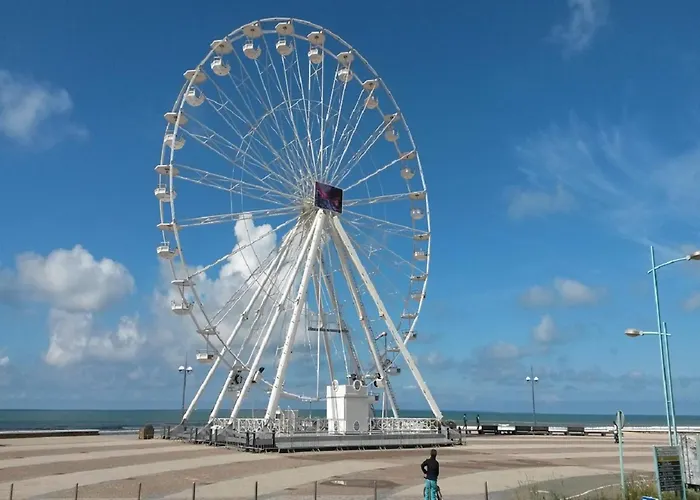 à Avec Piscine Partagée Hébergement de vacances *