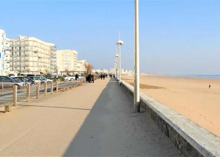 à Avec Piscine Partagée Hébergement de vacances *